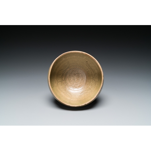 772 - A Chinese Yaozhou celadon 'lotus' bowl, Song/YuanDia.: 15,5 cm (top rim) - H.: 11,5 cm... 