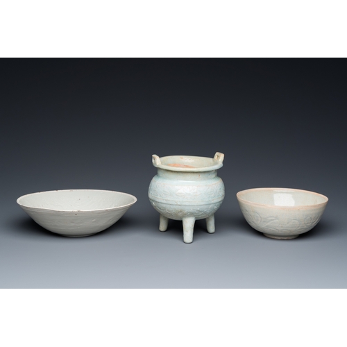 774 - Two Chinese qingbai bowls and a tripod censer, Song/MingDia.: 18,5 cm - H.: 5 cm (the largest bowl)H... 