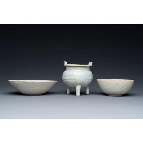 774 - Two Chinese qingbai bowls and a tripod censer, Song/MingDia.: 18,5 cm - H.: 5 cm (the largest bowl)H... 