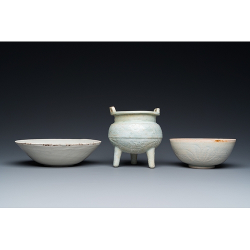 774 - Two Chinese qingbai bowls and a tripod censer, Song/MingDia.: 18,5 cm - H.: 5 cm (the largest bowl)H... 