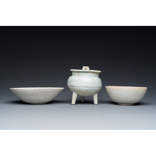 774 - Two Chinese qingbai bowls and a tripod censer, Song/MingDia.: 18,5 cm - H.: 5 cm (the largest bowl)H... 