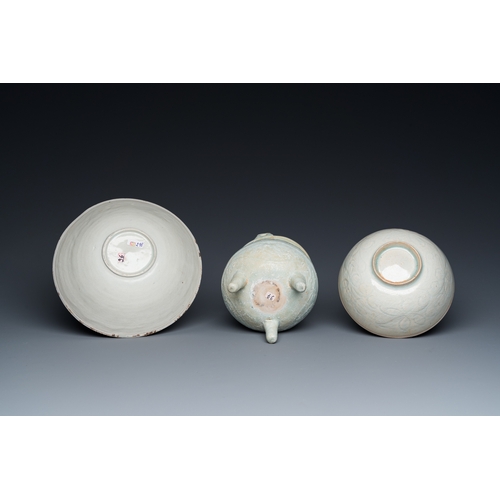 774 - Two Chinese qingbai bowls and a tripod censer, Song/MingDia.: 18,5 cm - H.: 5 cm (the largest bowl)H... 