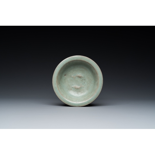 777 - A Chinese Longquan celadon 'twin fish' dish and two censers, Song and/or laterDia.: 13,5 cm - H.: 8,... 