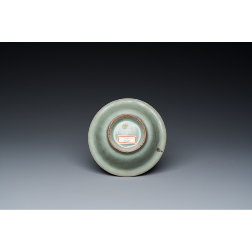 777 - A Chinese Longquan celadon 'twin fish' dish and two censers, Song and/or laterDia.: 13,5 cm - H.: 8,... 