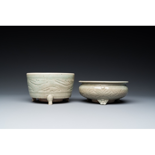 777 - A Chinese Longquan celadon 'twin fish' dish and two censers, Song and/or laterDia.: 13,5 cm - H.: 8,... 