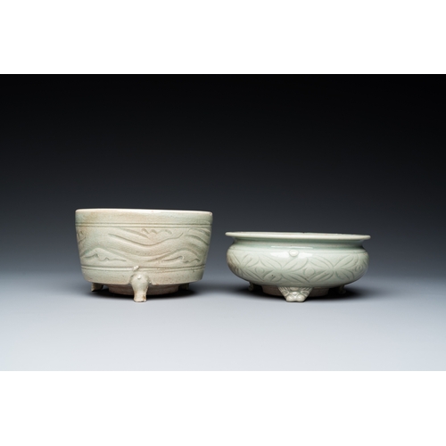 777 - A Chinese Longquan celadon 'twin fish' dish and two censers, Song and/or laterDia.: 13,5 cm - H.: 8,... 