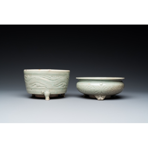 777 - A Chinese Longquan celadon 'twin fish' dish and two censers, Song and/or laterDia.: 13,5 cm - H.: 8,... 