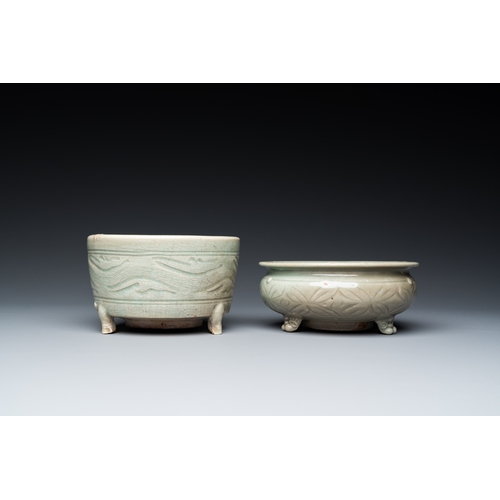 777 - A Chinese Longquan celadon 'twin fish' dish and two censers, Song and/or laterDia.: 13,5 cm - H.: 8,... 