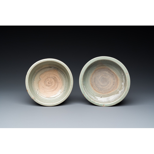 777 - A Chinese Longquan celadon 'twin fish' dish and two censers, Song and/or laterDia.: 13,5 cm - H.: 8,... 