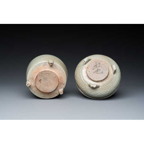 777 - A Chinese Longquan celadon 'twin fish' dish and two censers, Song and/or laterDia.: 13,5 cm - H.: 8,... 