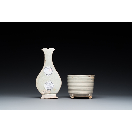 778 - A Chinese qingbai wall pocket vase and a three-legged incense burner, SongH.: 18,5 cm (the vase)Dia.... 