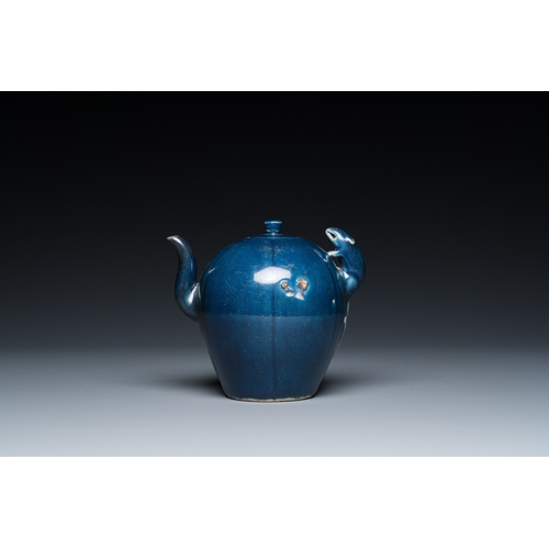 780 - A Chinese blue-glazed teapot with a rat-shaped handle, Transitional periodH.: 13,5 cm - L.: 15,5 cm... 