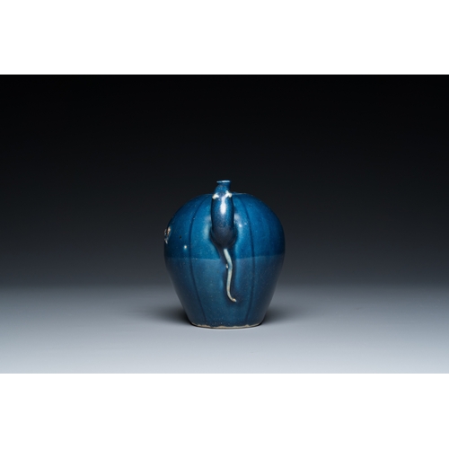 780 - A Chinese blue-glazed teapot with a rat-shaped handle, Transitional periodH.: 13,5 cm - L.: 15,5 cm... 