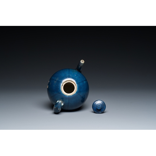 780 - A Chinese blue-glazed teapot with a rat-shaped handle, Transitional periodH.: 13,5 cm - L.: 15,5 cm... 