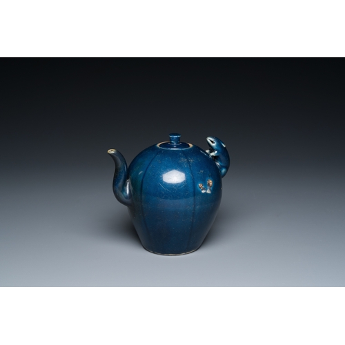 780 - A Chinese blue-glazed teapot with a rat-shaped handle, Transitional periodH.: 13,5 cm - L.: 15,5 cm... 