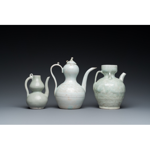 784 - Three Chinese celadon- and qingbai-glazed jugs, Song and laterH.: 17,5 cm - L.: 17 cm (the tallest j... 