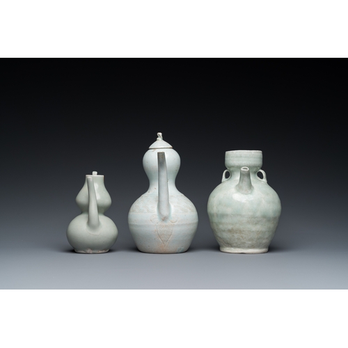 784 - Three Chinese celadon- and qingbai-glazed jugs, Song and laterH.: 17,5 cm - L.: 17 cm (the tallest j... 