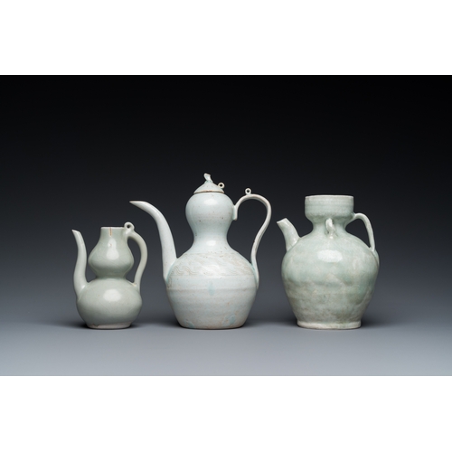 784 - Three Chinese celadon- and qingbai-glazed jugs, Song and laterH.: 17,5 cm - L.: 17 cm (the tallest j... 