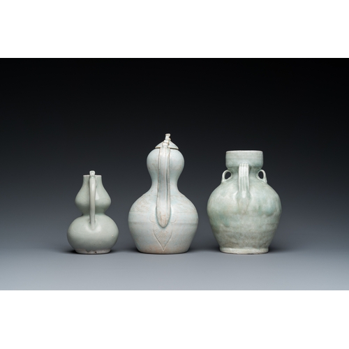 784 - Three Chinese celadon- and qingbai-glazed jugs, Song and laterH.: 17,5 cm - L.: 17 cm (the tallest j... 