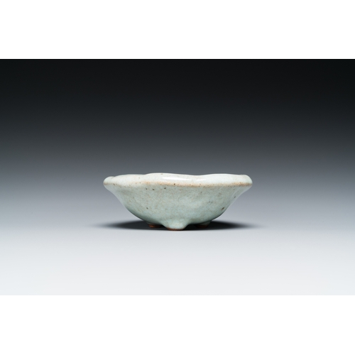 786 - A small Chinese junyao enamel tripod bowl, probably MingDia.: 9,5 cm - H.: 3,5 cm