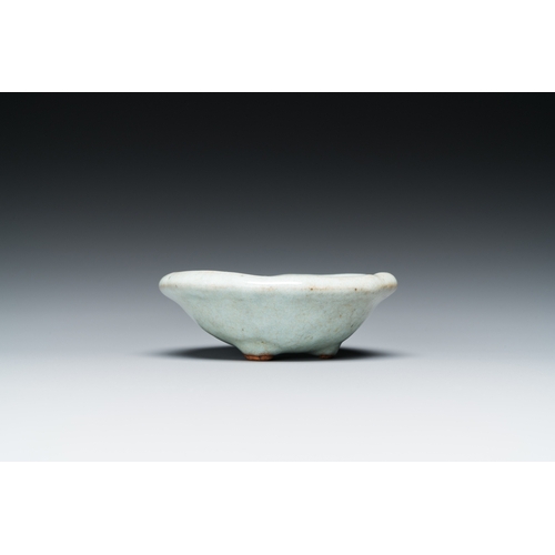 786 - A small Chinese junyao enamel tripod bowl, probably MingDia.: 9,5 cm - H.: 3,5 cm