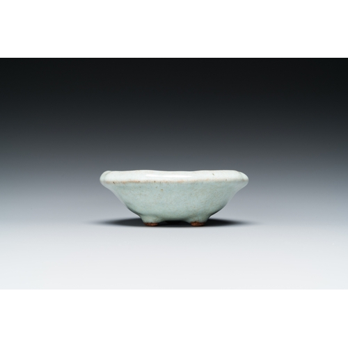 786 - A small Chinese junyao enamel tripod bowl, probably MingDia.: 9,5 cm - H.: 3,5 cm