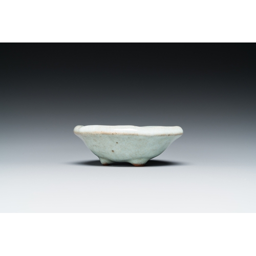 786 - A small Chinese junyao enamel tripod bowl, probably MingDia.: 9,5 cm - H.: 3,5 cm