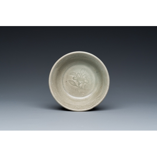 791 - A Chinese celadon-glazed bottle vase and two bowls, Yuan/MingH.: 18 cm (the vase)Dia.: 17,5 cm - H.:... 