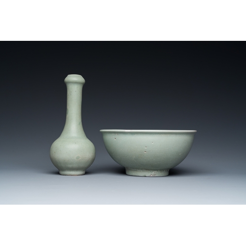 791 - A Chinese celadon-glazed bottle vase and two bowls, Yuan/MingH.: 18 cm (the vase)Dia.: 17,5 cm - H.:... 