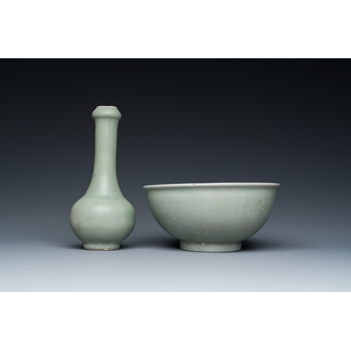 791 - A Chinese celadon-glazed bottle vase and two bowls, Yuan/MingH.: 18 cm (the vase)Dia.: 17,5 cm - H.:... 