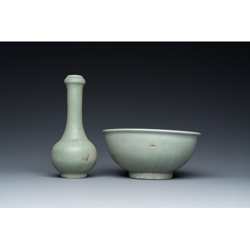 791 - A Chinese celadon-glazed bottle vase and two bowls, Yuan/MingH.: 18 cm (the vase)Dia.: 17,5 cm - H.:... 