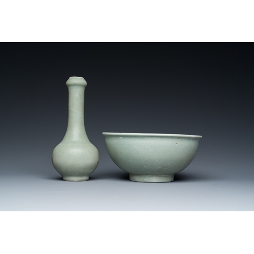 791 - A Chinese celadon-glazed bottle vase and two bowls, Yuan/MingH.: 18 cm (the vase)Dia.: 17,5 cm - H.:... 