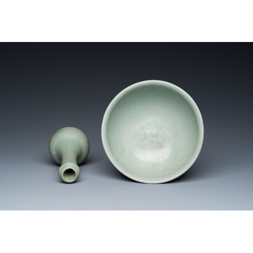 791 - A Chinese celadon-glazed bottle vase and two bowls, Yuan/MingH.: 18 cm (the vase)Dia.: 17,5 cm - H.:... 