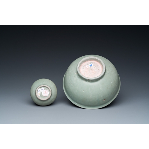 791 - A Chinese celadon-glazed bottle vase and two bowls, Yuan/MingH.: 18 cm (the vase)Dia.: 17,5 cm - H.:... 