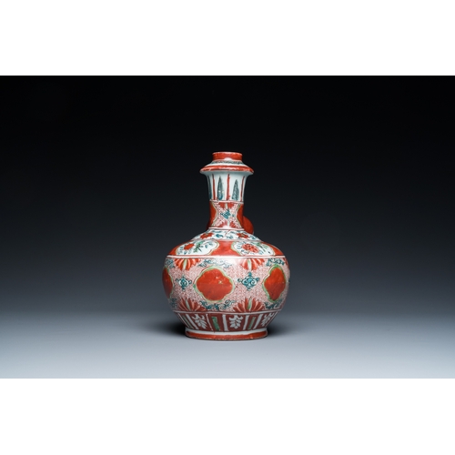 797 - A Chinese Swatow kendi with ornamental design, MingH.: 23 cm - L.: 20 cm