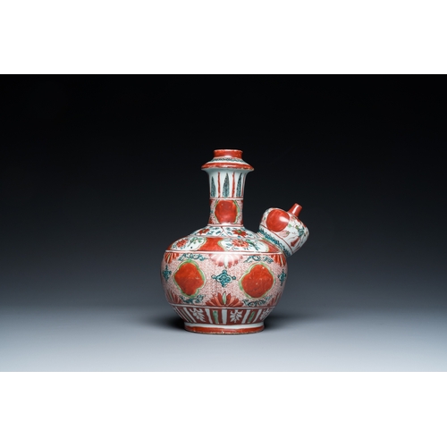 797 - A Chinese Swatow kendi with ornamental design, MingH.: 23 cm - L.: 20 cm