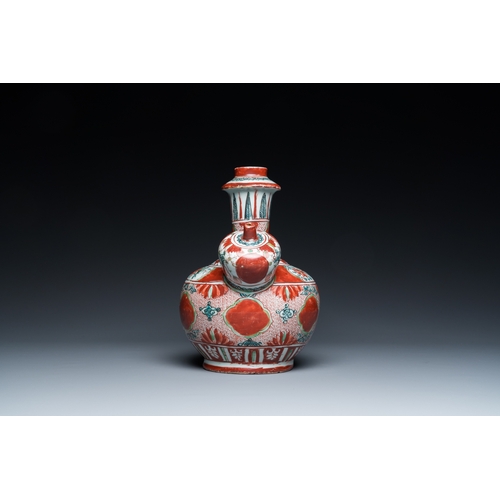 797 - A Chinese Swatow kendi with ornamental design, MingH.: 23 cm - L.: 20 cm