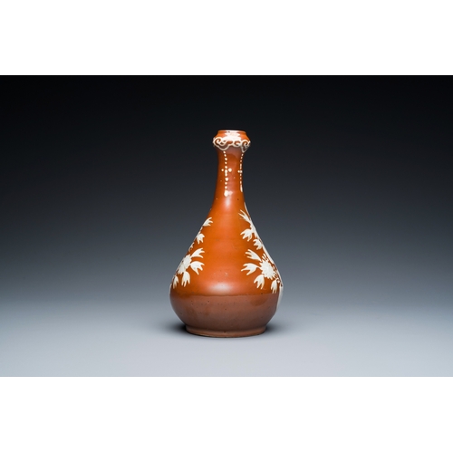 798 - A Chinese slip-decorated brown-ground bottle vase, Zhushan kilns, late MingH.: 24,5 cm... 