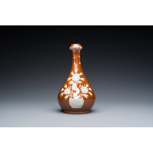 798 - A Chinese slip-decorated brown-ground bottle vase, Zhushan kilns, late MingH.: 24,5 cm... 