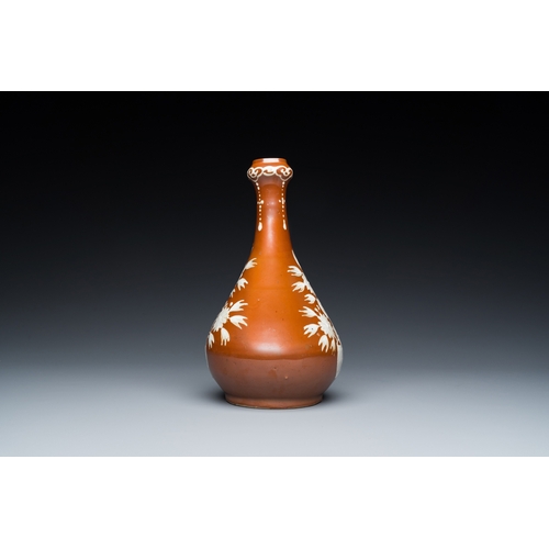 798 - A Chinese slip-decorated brown-ground bottle vase, Zhushan kilns, late MingH.: 24,5 cm... 