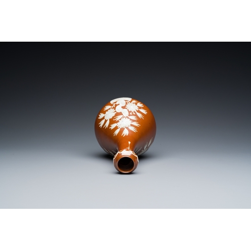 798 - A Chinese slip-decorated brown-ground bottle vase, Zhushan kilns, late MingH.: 24,5 cm... 