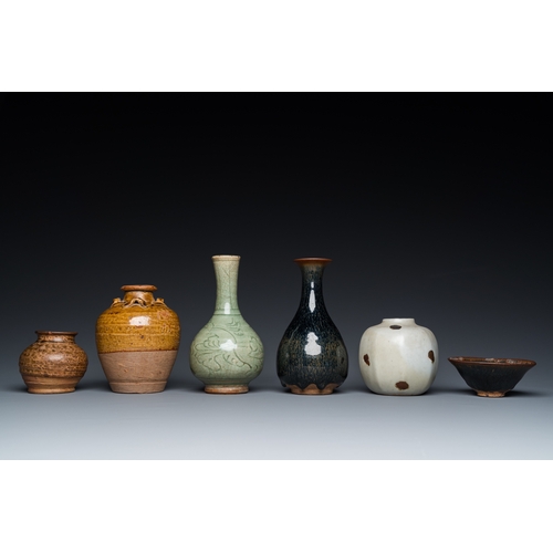 799 - Five various Chinese monochrome-glazed vases and a bowl, Yuan and laterH.: 17,5 cm (the tallest vase... 