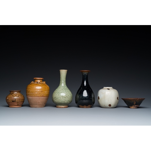 799 - Five various Chinese monochrome-glazed vases and a bowl, Yuan and laterH.: 17,5 cm (the tallest vase... 