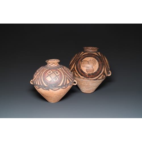 802 - Three Chinese painted pottery jars, Majiayao Yangshao culture, 3rd/2nd millennium b.C.H.: 40 cm (the... 