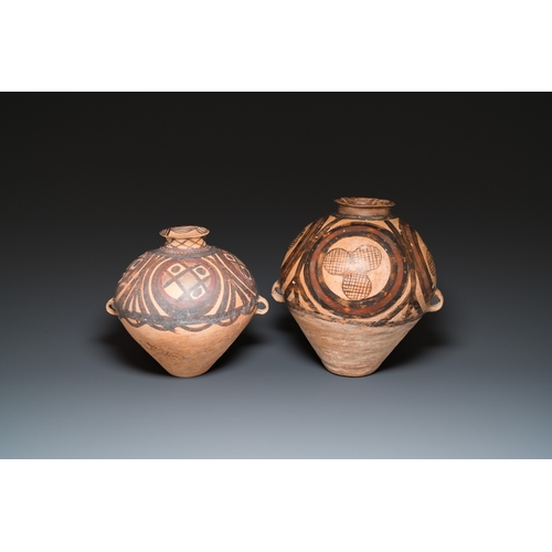 802 - Three Chinese painted pottery jars, Majiayao Yangshao culture, 3rd/2nd millennium b.C.H.: 40 cm (the... 