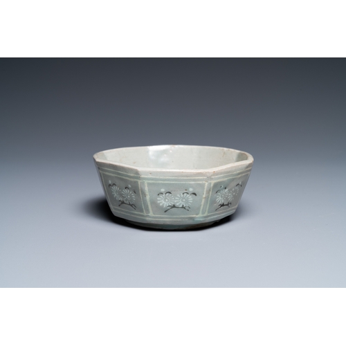 803 - A Korean inlaid celadon-glazed octagonal brush washer, probably Goryeo, 14/15th C.L.: 11,5 cm - H.: ... 