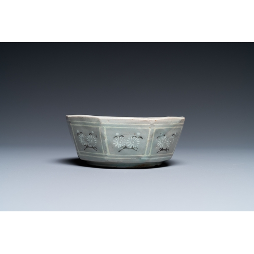 803 - A Korean inlaid celadon-glazed octagonal brush washer, probably Goryeo, 14/15th C.L.: 11,5 cm - H.: ... 