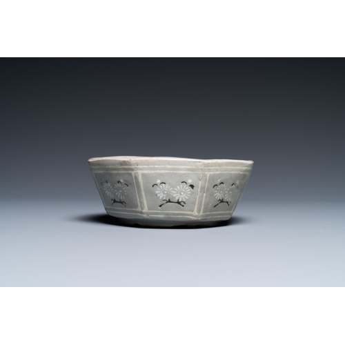 803 - A Korean inlaid celadon-glazed octagonal brush washer, probably Goryeo, 14/15th C.L.: 11,5 cm - H.: ... 