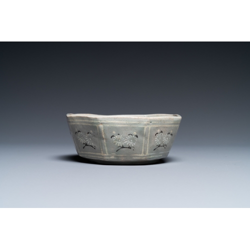 803 - A Korean inlaid celadon-glazed octagonal brush washer, probably Goryeo, 14/15th C.L.: 11,5 cm - H.: ... 