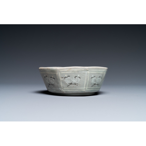 803 - A Korean inlaid celadon-glazed octagonal brush washer, probably Goryeo, 14/15th C.L.: 11,5 cm - H.: ... 